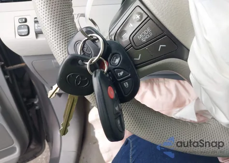 2013 Toyota Sienna Xle V6 8 Passenger z USA, uszkodzony, nr VIN 5TDYK3DC9DS360549